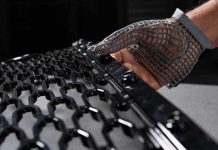 MANI PROTETTE NEGLI STABILIMENTI JAGUAR LAND ROVER GRAZIE A NUOVI GUANTI STAMPATI IN 3D