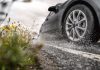 Le piogge autunnali aumentano il rischio di aquaplaning: profondità del battistrada e stile di guida sono più importanti del grado di aderenza sul bagnato dello pneumatico