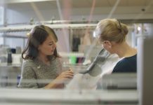 Rivestimenti rimovibili cuciti a maglia 3D: personalizzabili e utili anche per ricaricare lo smartphone