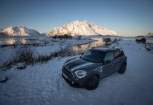 A caccia dell’aurora boreale a bordo di MINI Countryman Cooper SE.