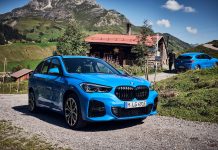 La vettura BMW spiega la propria tecnologia di bordo.