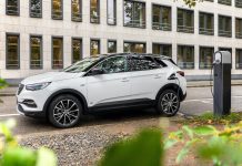Il nuovo Opel Grandland X Hybrid Plug-in con trazione anteriore