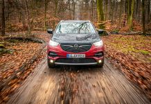 Trazione silenziosa: Opel Grandland X con trazione integrale elettrica