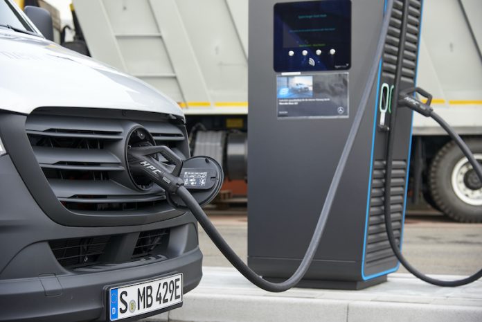 Daimler eröffnet neuen Ladepark für elektrische NutzfahrzeugeDaimler opens new charging park for electric commercial vehicles