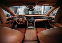 LA FLYING SPUR IN DETTAGLIO: PORTARE I VALORI DEL DESIGN BENTLEY NEL MONDO DIGITALE DELLO SCHERMO DELLA VETTURA