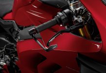 La Panigale V4 pronta per scendere in pista con il pacchetto accessori Racing