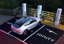 Mustang Mach-E, il SUV elettrico con il cuore Mustang, può raggiungere un’autonomia di 119 km con soli 10 minuti di ricarica