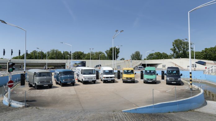 Vielseitige Transport-Ikone feiert digitales Jubiläum: Der Mercedes-Benz Sprinter – 25 Jahre Pionier seiner FahrzeugklasseVersatile transport icon celebrates digital anniversary: The Mercedes-Benz Sprinter – 25 years of pioneering its segment
