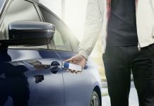 BMW annuncia il supporto di Digital Key per iPhone. Un modo semplice e sicuro per utilizzare iPhone come chiave dell’auto per bloccare, sbloccare, guidare e condividere le chiavi con gli amici.