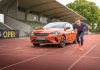 Il campione del mondo di Decathlon Niklas Kaul guida una Opel