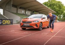 Il campione del mondo di Decathlon Niklas Kaul guida una Opel