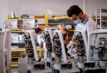 Uomini e donne di FCA impegnati nello stabilimento FCA di Cento e in quello Siare di Valsamoggia a costruire elettrovalvole e ad assemblare i ventilatori polmonari.