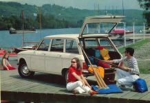 CARTOLINE DELLE VACANZE A BORDO DI UNA PEUGEOT SUPER SPAZIOSA