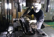 Innovazione Nissan nella produzione di parti in fibra di carbonio