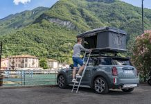 Una location top con vista lago: esplorare il Nord Italia a bordo di MINI Cooper S Countryman ALL4 con tenda sul tetto.