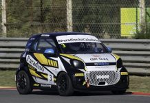 Gabriele Torelli sale sulla smart e-cup di Paradiso Group a Varano