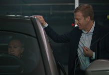 Christoph Waltz e Oliver Zipse, Presidente del Consiglio di Amministrazione della BMW AG, al volante della BMW iX