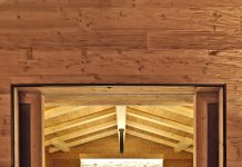 Un’opera d’arte in Alto Adige: la vasca décolleté in pietra, marmo di Lasa e mosaico dorato al 5 stelle Dolomiti Wellness Hotel Fanes