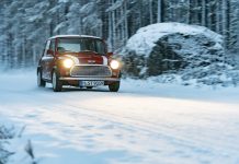 Rauno Aaltonen, una MINI Classica, e un insolito regalo d’avvento: una fiaba di Natale in stile MINI nelle foreste finlandesi