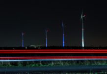 Le turbine eoliche dello stabilimento BMW di Lipsia si illuminano come candele d’Avvento