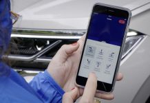 Basta uno smartphone per parcheggiare la Touareg