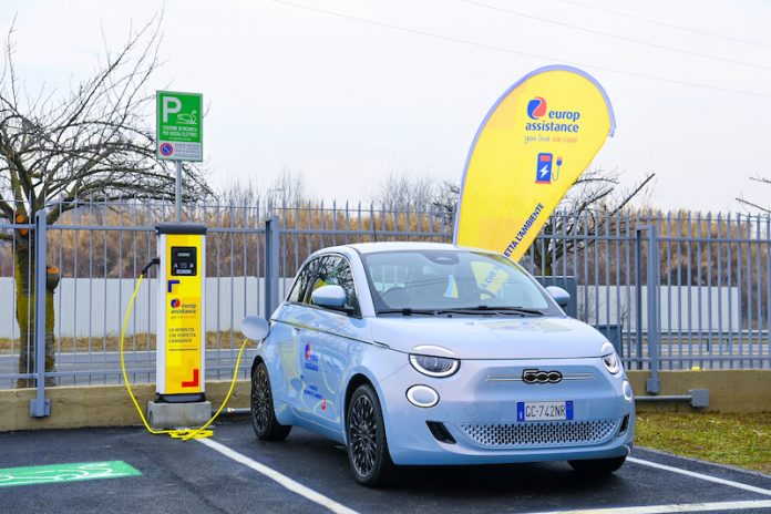 Nuova 500e - colonnina di ricarica centro Europ Assistance.