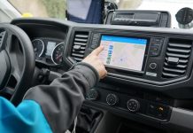 Più velocemente nelle mani dei destinatari: assistenti digitali aiutano gli addetti alla consegna pacchetti nelle operazioni di ricerca e smistamento.