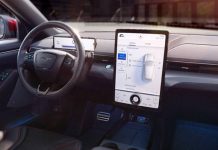 Less is more: un nuovo approccio minimalista trasforma il design degli interni visti dal lato guida, evolvendo fino a Mustang Mach-E