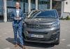 Michael Lohscheller, CEO Opel, ritira il premio “International Van of the Year” per il nuovo Opel Vivaro-e