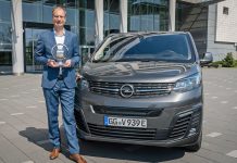 Michael Lohscheller, CEO Opel, ritira il premio “International Van of the Year” per il nuovo Opel Vivaro-e
