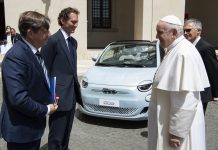 Sua Santità Papa Francesco riceve in udienza Stellantis per conoscere la nuova Società e i valori di mobilità sostenibile di cui la Nuova Fiat 500 è ambasciatrice