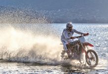 Nuova sfida per Luca Colombo: la traversata dello Stretto di Messina con una moto da cross