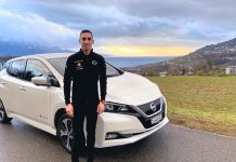 Il pilota Nissan di Formula E Sébastien Buemi vive la mobilità elettrica dentro e fuori la pista con la sua Nissan LEAF