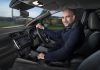 Pep Guardiola si prepara a un futuro elettrificato e sostenibile al volante di Nissan LEAF