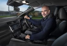 Pep Guardiola si prepara a un futuro elettrificato e sostenibile al volante di Nissan LEAF
