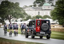 INEOS Grenadier al Goodwood Festival of Speed accompagnata da un team su due ruote