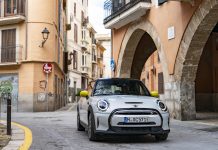 Senza emissioni sulla strada verso il successo: più del 15% di tutte le nuove MINI sono già elettrificate