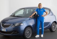 Luca Napolitano, CEO del marchio Lancia, applaude Luminosa Bogliolo, brand ambassador e amica del brand, per il suo record italiano!