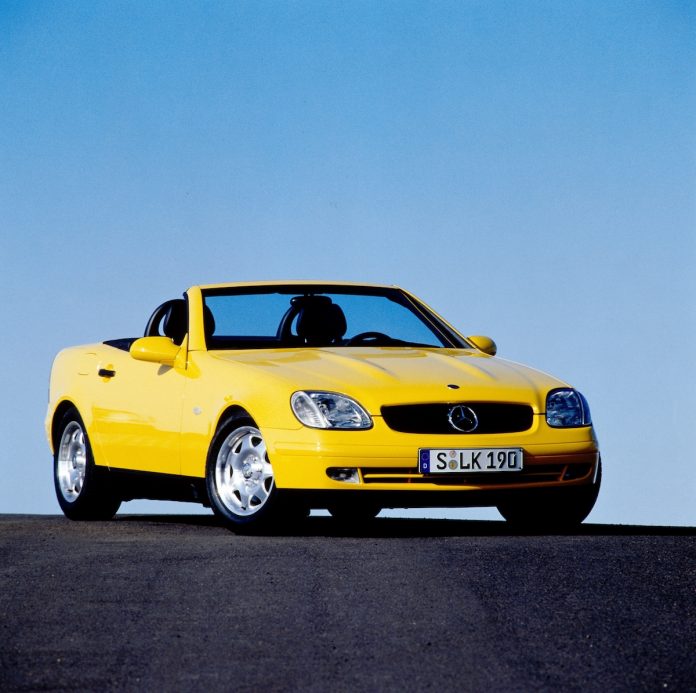Trendsetter mit Variodach: Vor 25 Jahren begeistert der Mercedes-Benz SLKA trendsetter with the folding vario-roof: 25 years ago, the Mercedes-Benz SLK aroused the interest of enthusiasts