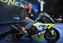 VALENTINO ROSSI “ROCKSTAR” ALL’EICMA DI MILANO BAGNO DI FOLLA ALL’EVENTO YAMAHA ONE MORE LAP. PER IL DOTTORE L’ULTIMO SALUTO DA PILOTA MOTOGP
