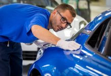 Le 50 sfumature di blu, un colore iconico on the move