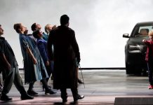 Una BMW Serie 5 nelle scene di apertura del Macbeth che il 7 dicembre ha inaugurato la stagione del Teatro alla Scala di Milano