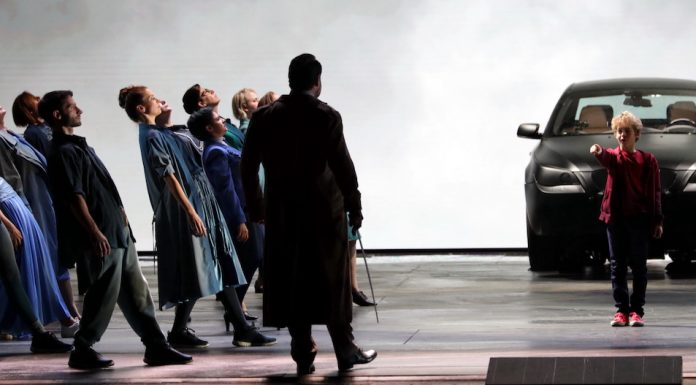 Una BMW Serie 5 nelle scene di apertura del Macbeth che il 7 dicembre ha inaugurato la stagione del Teatro alla Scala di Milano
