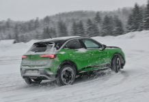 Comfort e benessere di serie: con Opel Mokka-e sulla neve