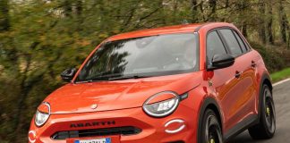 Nuova Abarth 600e: la potenza elettrica in scena con la campagna “Temptation”