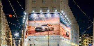DS Automobiles presenta una maestosa maxi-affissione nella storica piazza Missori, a pochi passi dal Duomo