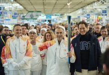 Fiamma Olimpica a Mirafiori: Elkann accende la fiaccola con FIAT