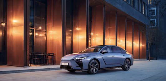 Nuova Lexus ES 2026: Yahiko Kumai svela il Design Super-Ideale