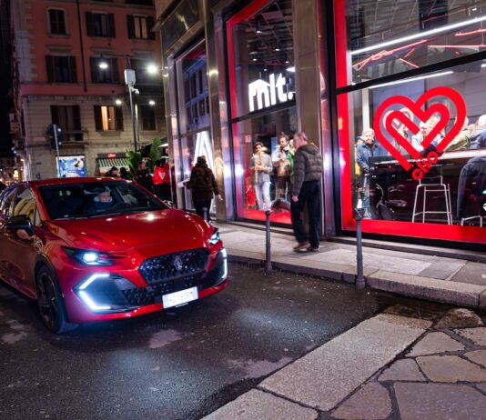 Renault trasforma Milano: arriva Cliorama, il viaggio emozionale nel mito Clio