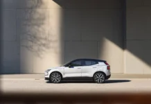 Volvo richiama oltre 40.000 SUV elettrici EX30 per rischio incendio batteria.